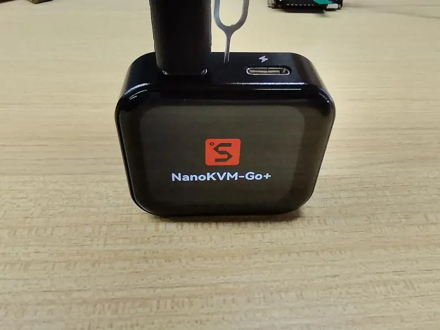按住烧录模式按键并连接 NanoKVM Go 数据接口