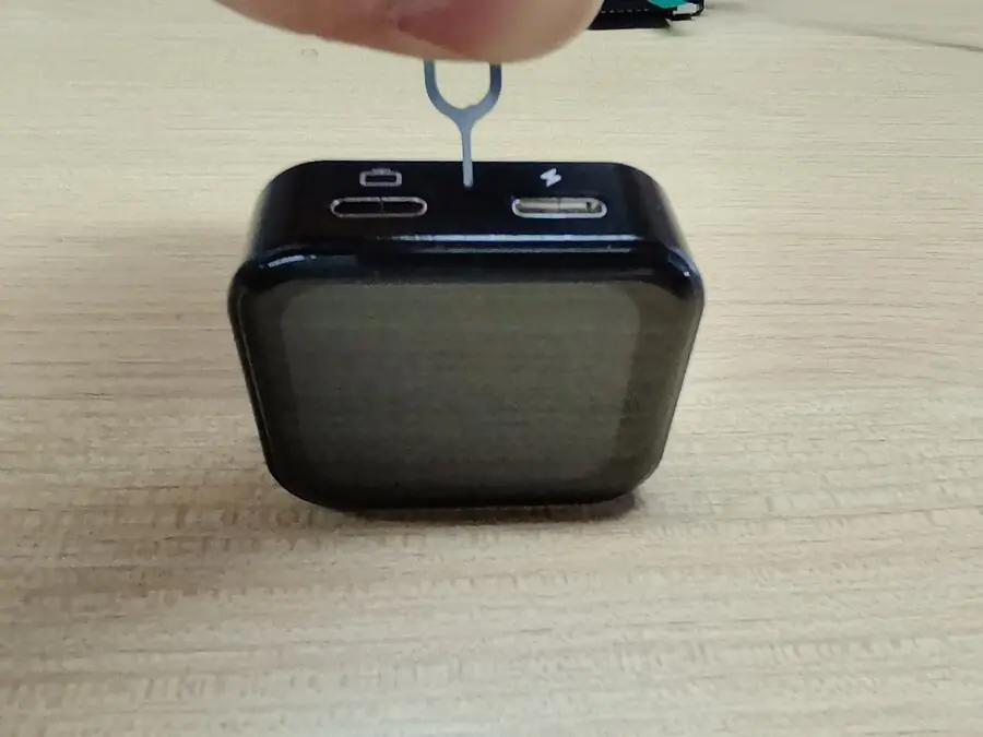 使用取卡针按住 NanoKVM Go 烧录模式按键