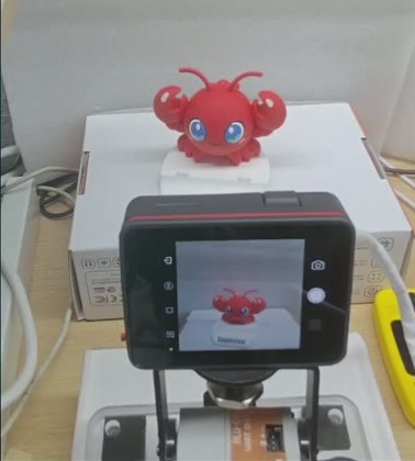 图 4：录制中的 MaixCAM2、二轴云台和红色物块。来源：本次实录，裁剪为实物设备画面。